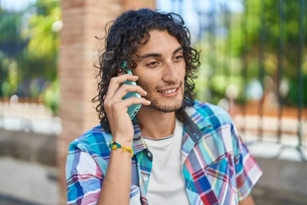 Genç Spanyol Adam Gülümsüyor Kendine Güveniyor Sokakta Akıllı Telefondan Konuşuyor — Stok fotoğraf
