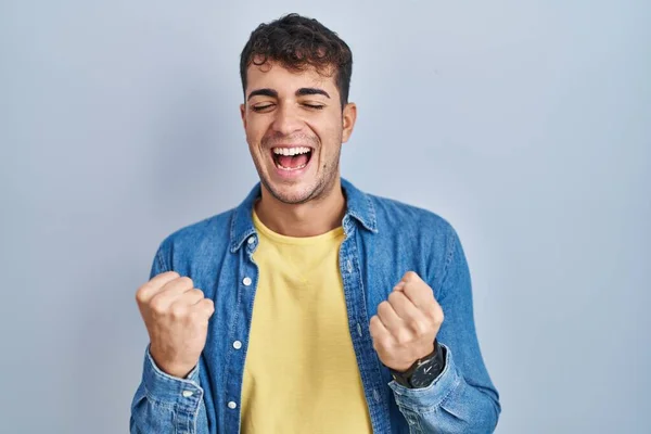 Молодий Іспаномовний Чоловік Стоїть Над Синім Тлом Дуже Щасливий Схвильований — стокове фото