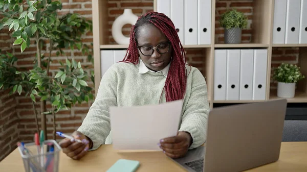 Ofiste Dizüstü Bilgisayar Okuyarak Örgü Ören Afrikalı Kadın — Stok fotoğraf