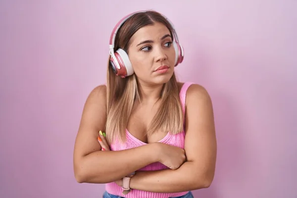 Junge Blonde Frau Hört Musik Über Kopfhörer Und Schaut Mit — Stockfoto