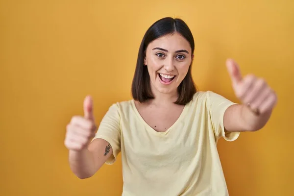 Spanyol Kız Sarı Arka Plan Üzerine Günlük Tişört Giyip Olumlu — Stok fotoğraf