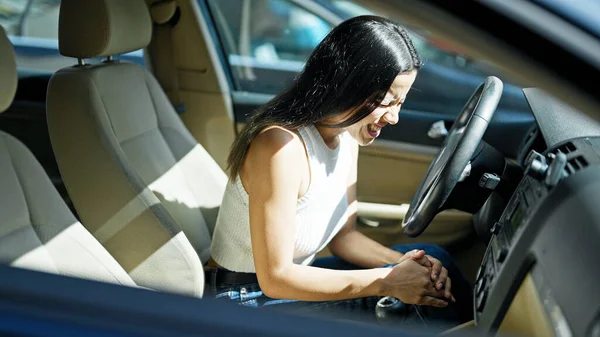 Junge Schöne Hispanische Frau Sitzt Auf Auto Und Leidet Unter — Stockfoto