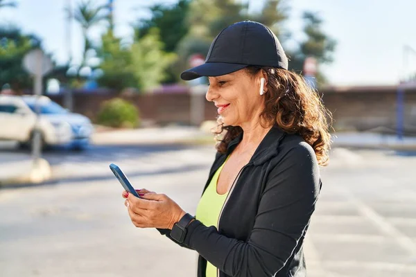 Middle Age Hispanic Woman Working Out Smartphone Outdoors — Stock Photo, Image