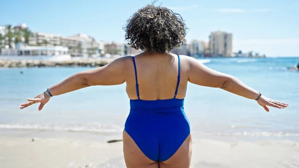 Ung Vacker Latinamerikansk Kvinna Turist Bär Baddräkt Stretching Armar Stranden — Stockfoto