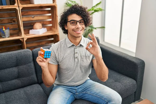 Homem Hispânico Com Cabelo Encaracolado Jogando Colorido Jogo Inteligência Cubo — Fotografia de Stock
