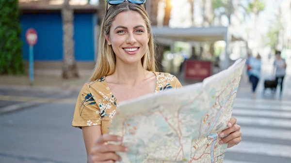 Jonge Blonde Vrouw Toerist Glimlachen Zelfverzekerde Stadsplattegrond Straat — Stockfoto