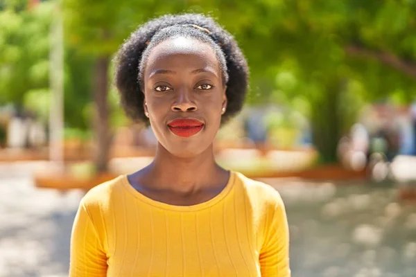 Африканская Американка Расслабленным Лицом Стоящая Парке — стоковое фото