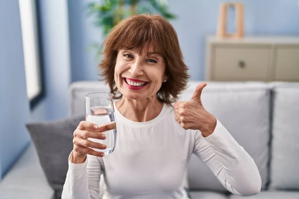 Middle Age Woman Drinking Glass Water Smiling Happy Positive Thumb — Stok fotoğraf