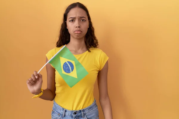 Brezilya Bayrağı Tutan Genç Spanyol Kadın Üzgün Endişeli Kızgın Korkmuş — Stok fotoğraf