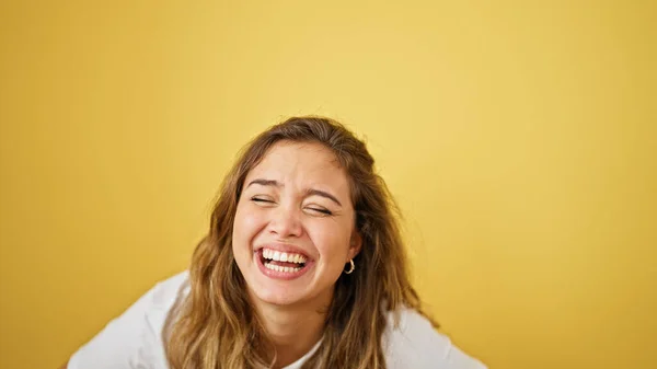 Junge Schöne Hispanische Frau Lacht Viel Wenn Sie Vor Isoliertem — Stockfoto