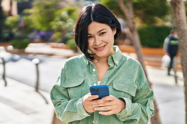 Young Chinese Woman Smiling Confident Using Smartphone Park — Stockfoto