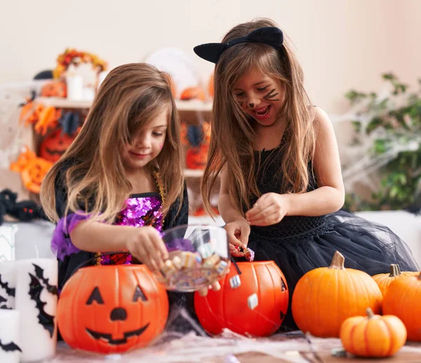 Adorables Chicas Teniendo Fiesta Halloween Poniendo Caramelos Cesta Calabaza Casa —  Fotos de Stock