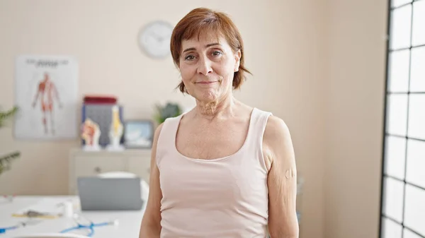 Gammal Latinamerikansk Kvinna Med Plåster Armen Kliniken — Stockfoto