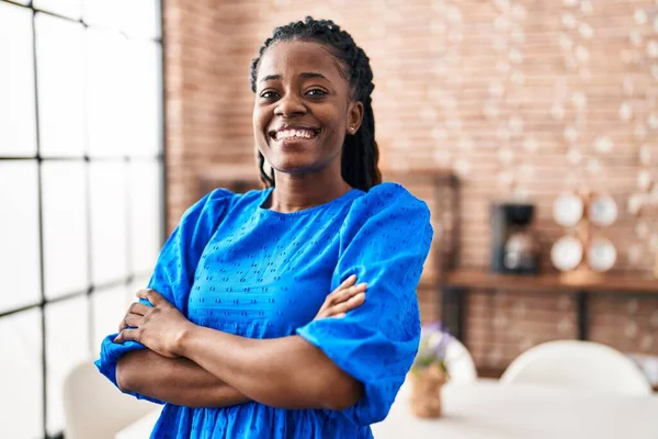 Αφροαμερικανή Γυναίκα Χαμογελά Αυτοπεποίθηση Στέκεται Χέρια Σταυρωμένα Χειρονομία Στο Σπίτι — Φωτογραφία Αρχείου