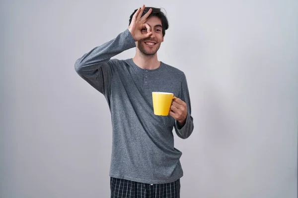 Joven Hombre Hispano Usando Pijama Bebiendo Una Taza Café Haciendo —  Fotos de Stock