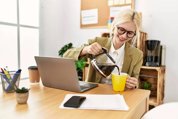Νεαρή Ξανθιά Εργαζόμενη Στις Επιχειρήσεις Χρησιμοποιώντας Φορητό Υπολογιστή Ρίχνει Καφέ — Φωτογραφία Αρχείου