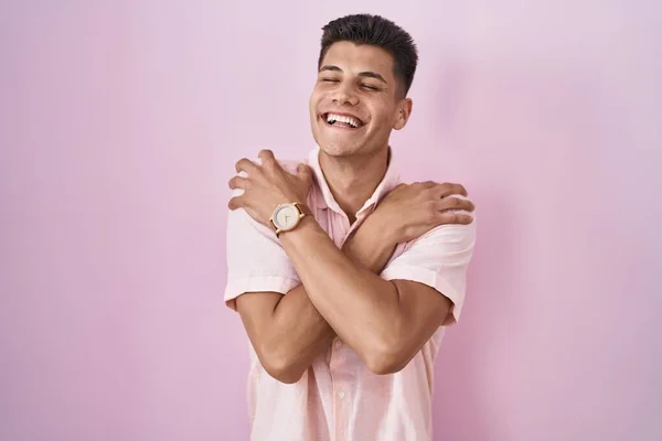 Homem Hispânico Jovem Sobre Fundo Rosa Abraçando Feliz Positivo Sorrindo — Fotografia de Stock