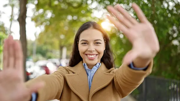 Genç Güzel Spanyol Bir Kadın Gülümsüyor Parkta Elleri Ile Çerçeve — Stok fotoğraf