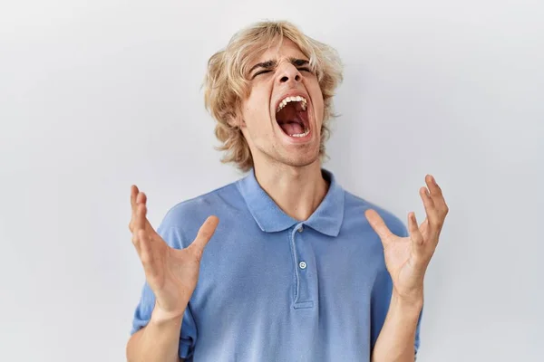 Genç Modern Adam Izole Edilmiş Arka Planda Duruyor Çılgın Kızgın — Stok fotoğraf