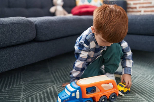 Liebenswertes Kleinkind Spielt Mit Auto Spielzeug Das Hause Auf Dem — Stockfoto