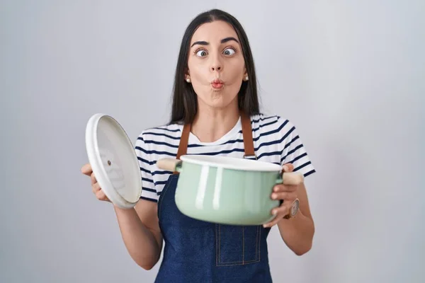 Jong Brunette Vrouw Dragen Schort Houden Koken Pot Het Maken — Stockfoto