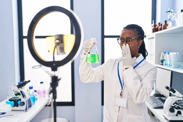 Mujer Africana Con Trenzas Trabajando Laboratorio Científico Haciendo Tutorial Con — Foto de Stock