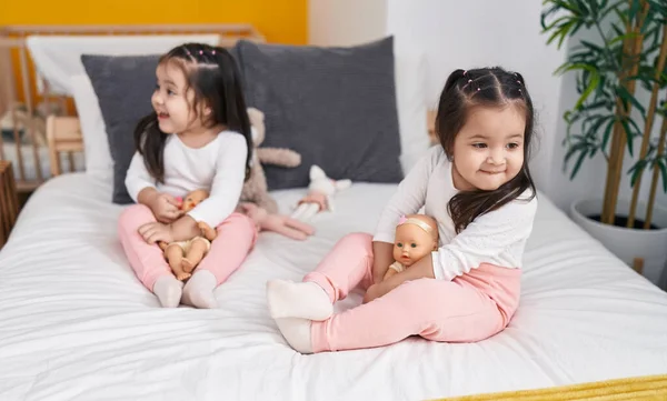 Adoráveis Meninas Gêmeas Brincando Com Boneca Sentada Cama Quarto — Fotografia de Stock