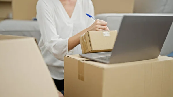 Junge Rothaarige Frau Schreibt Mit Laptop Auf Paket Neuen Zuhause — Stockfoto