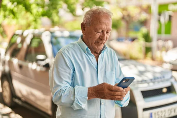 Senior Gråhårig Man Ler Säkert Med Hjälp Smartphone Gatan — Stockfoto
