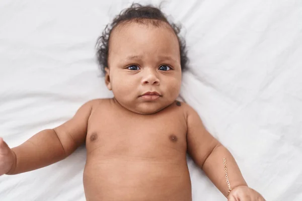 Bebé Afroamericano Relajándose Cama Dormitorio —  Fotos de Stock