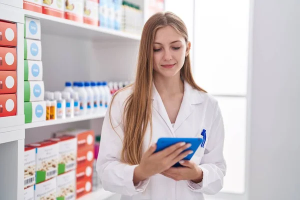 Young Caucasian Woman Pharmacist Using Touchpad Working Pharmacy — Foto de Stock