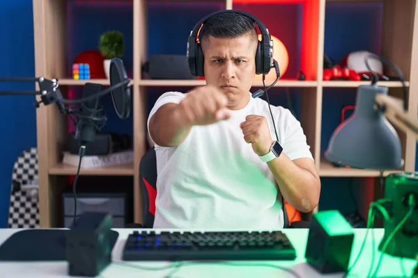 若いヒスパニック系の男は戦うために拳をパンチビデオゲームをプレイ 積極的かつ怒りの攻撃 脅威と暴力 — ストック写真