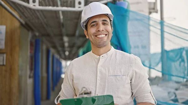Mladý Hispánec Muž Architekt Usmívá Sebevědomě Drží Podložku Ulici — Stock fotografie