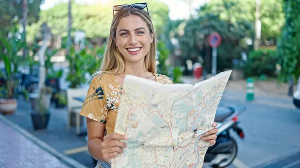 Jovem Loira Mulher Turista Sorrindo Confiante Procurando Mapa Cidade Rua — Fotografia de Stock