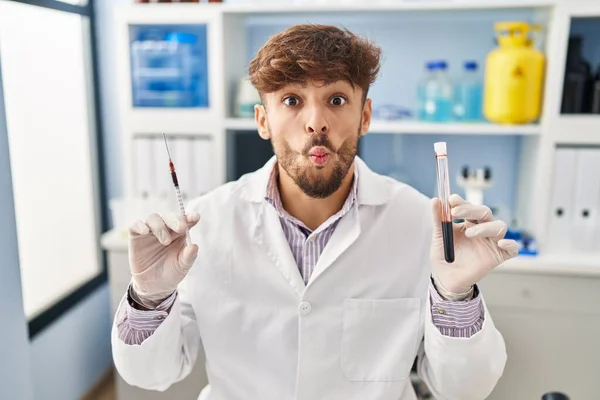 Uomo Arabo Con Barba Che Lavora Presso Laboratorio Scientifico Tenendo — Foto Stock