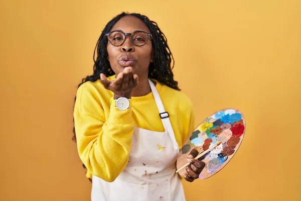 Mujer Africana Sosteniendo Paleta Pintores Mirando Cámara Soplando Beso Con —  Fotos de Stock