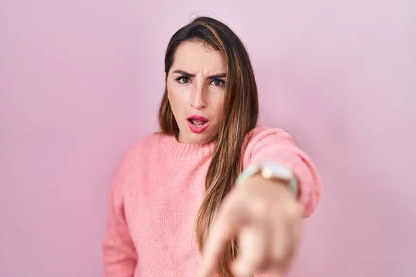Молода Іспаномовна Жінка Стоїть Над Рожевим Тлом Вказуючи Незадоволення Розчарування — стокове фото
