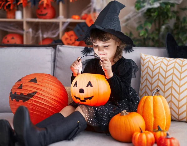 Imádnivaló Spanyol Lány Akinek Halloween Party Néz Sütőtök Kosár Otthon — Stock Fotó