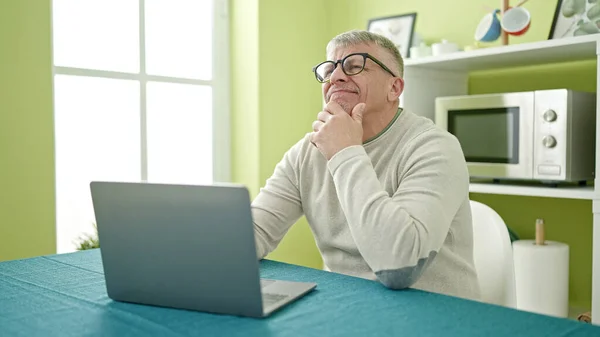 Orta Yaşlı Gri Saçlı Dizüstü Bilgisayar Kullanan Evde Şüpheli Bir — Stok fotoğraf