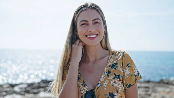 Young Blonde Woman Smiling Confident Standing Seaside — Stock fotografie