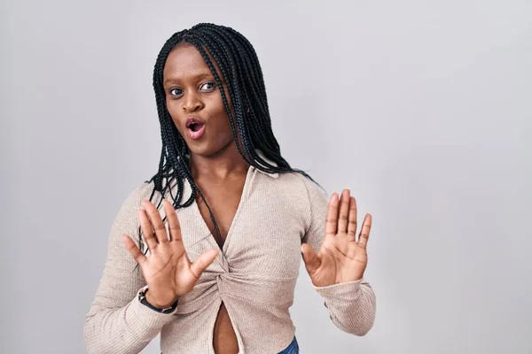 Afrikanerin Mit Zöpfen Die Vor Weißem Hintergrund Stehen Und Ihre — Stockfoto