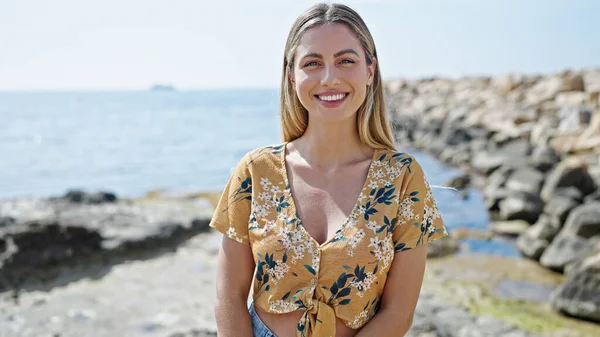 Young Blonde Woman Smiling Confident Standing Seaside — Stok fotoğraf