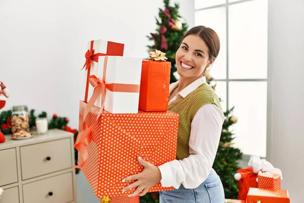 Jonge Mooie Spaanse Vrouw Glimlachend Zelfverzekerd Houden Van Kerstcadeaus Thuis — Stockfoto