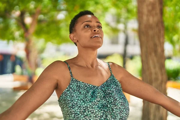 Mujer Afroamericana Respirando Con Los Brazos Abiertos Parque — Foto de Stock