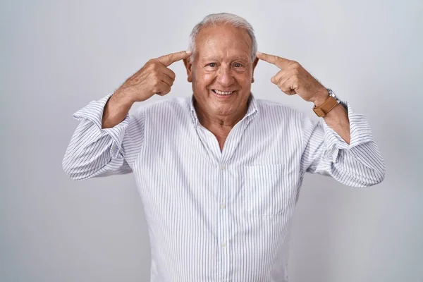 Älterer Mann Mit Grauen Haaren Vor Isoliertem Hintergrund Lächelnd Auf — Stockfoto