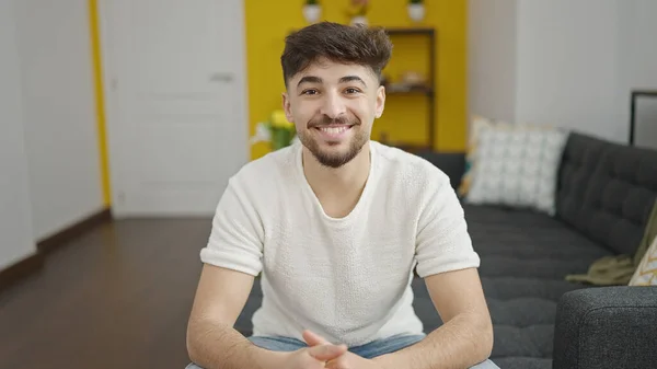 Νεαρός Άραβας Άνδρας Χαμογελά Σίγουρος Κάθεται Στον Καναπέ Στο Σπίτι — Φωτογραφία Αρχείου