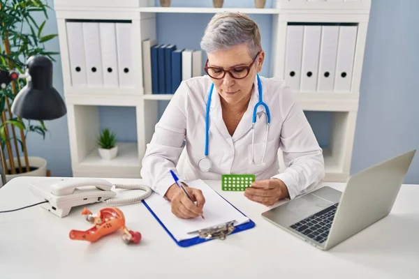 Middle Age Woman Wearing Doctor Uniform Prescribe Birth Pills Clinic — Stock Photo, Image