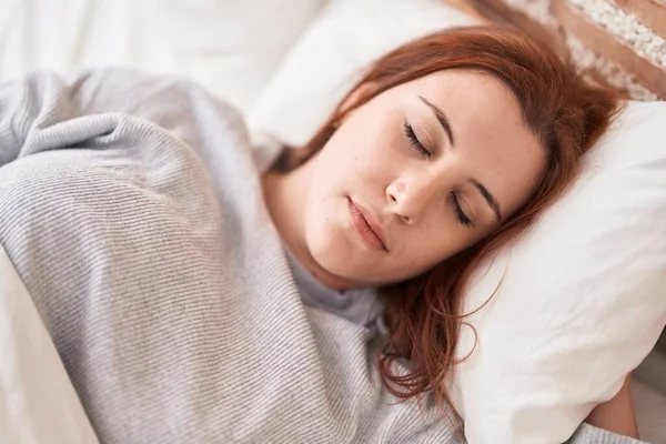 Νεαρή Όμορφη Συν Μέγεθος Γυναίκα Ξαπλωμένη Στο Κρεβάτι Κοιμάται Στο — Φωτογραφία Αρχείου