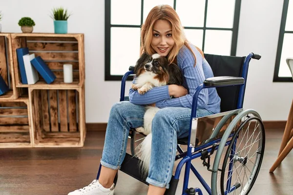 Junge Kaukasierin Sitzt Rollstuhl Und Umarmt Hund Hause — Stockfoto