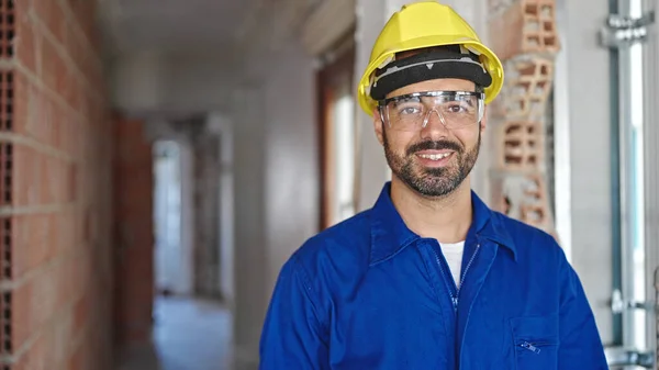 Jovem Hispânico Homem Trabalhador Vestindo Hardhat Sorrindo Local Construção — Fotografia de Stock